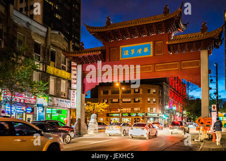 Montreal, Canada - 27 Maggio 2017: Chinatown asian downtown area notte con segni e il traffico dalla porta d'ingresso in serata fuori nella regione di Québec ci Foto Stock