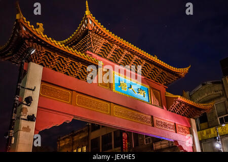 Montreal, Canada - 27 Maggio 2017: Chinatown asian downtown area notte con segni e il traffico dalla porta d'ingresso in serata fuori nella regione di Québec ci Foto Stock