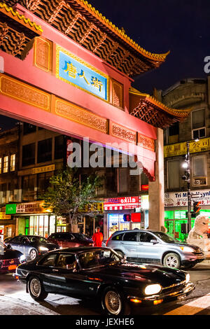 Montreal, Canada - 27 Maggio 2017: Chinatown asian downtown area notte con segni e il traffico dalla porta d'ingresso in serata fuori nella regione di Québec ci Foto Stock