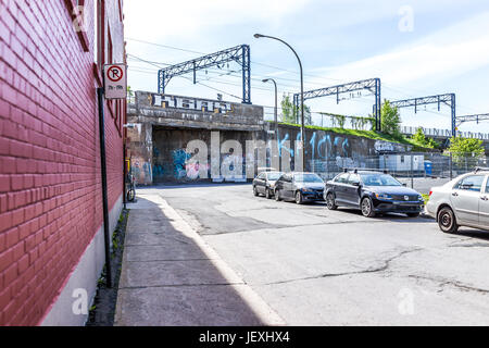 Montreal, Canada - 28 Maggio 2017: Downtown area con parcheggio di strada segni, automobili e graffiti durante il giorno al di fuori nella regione di Québec city Foto Stock