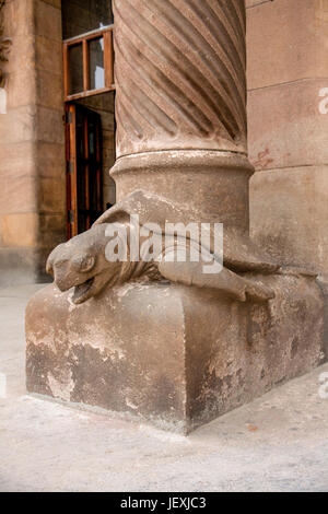 Barcellona, Spagna - 30 Ottobre 2010: dettaglio della statua di tartaruga decorare una colonna sulla Sagrada Familia facciata della Natività. Foto Stock