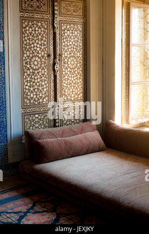 Istanbul, Turchia - 16 Settembre 2011: dettaglio del divano nel palazzo Topkapi a Istanbul, Turchia. Foto Stock