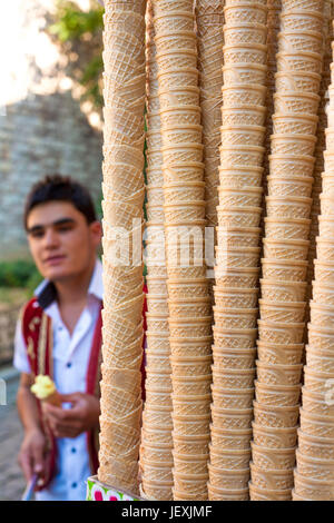 Istanbul, Turchia - 16 Settembre 2011: Ice Cream vendor e coni sovrapposti. Foto Stock