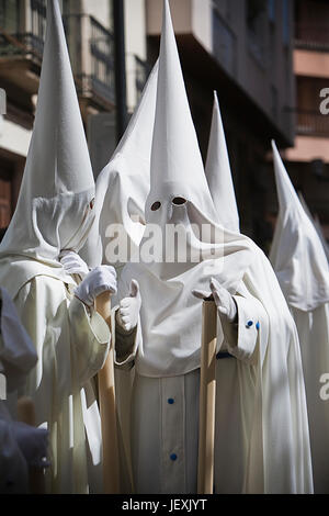 I penitenti parlando durante una processione della Settimana Santa, Siviglia, Andalusia, Spagna Foto Stock