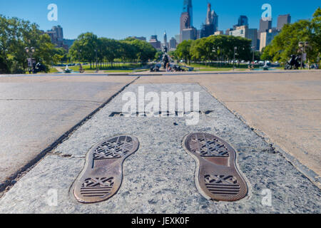 PHILADELPHIA, Stati Uniti d'America - 22 novembre 2016: gradini rocciosi monumento a Philadelphia. Il monumento commemora acclamato film Rocky dal 1976. Foto Stock