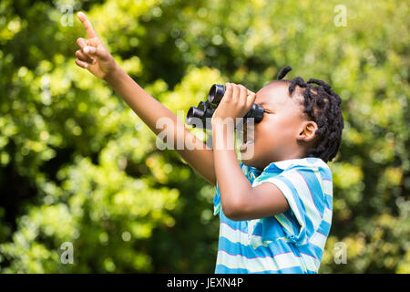 Boy utilizzando una lente di ingrandimento Foto Stock