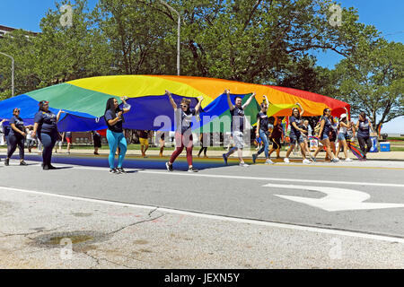 I giovani portano una grande bandiera arcobaleno giù Lakeside Avenue in Cleveland Ohio durante l annuale LGBT Pride Parade il 24 giugno 2017. Foto Stock