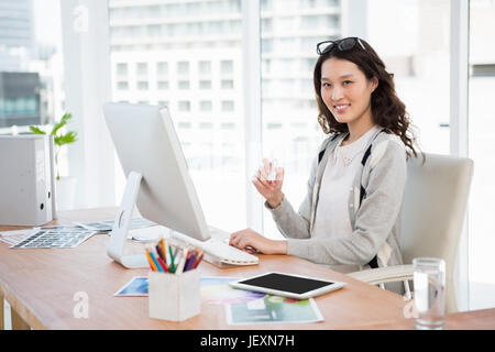 Un business donna sta lavorando Foto Stock