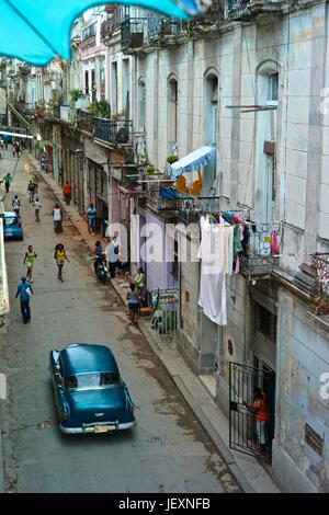 Una scena di strada a l'Avana Vecchia. Foto Stock