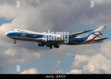 Un CargoLogicAir Boeing 747-800 Cargo atterra all'Aeroporto di Londra Heathrow Foto Stock