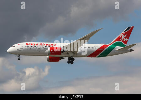 Uno del Kenya Airways Boeing 787 atterra all'Aeroporto di Londra Heathrow Foto Stock