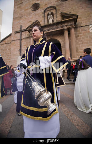 I giovani in processione con bruciatori di incenso nella Settimana Santa, Spagna Foto Stock