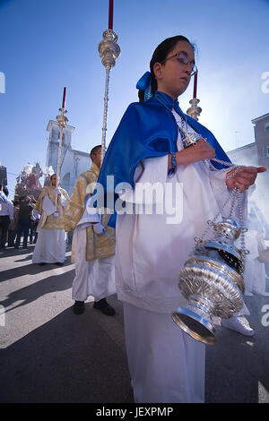 I giovani in processione con bruciatori di incenso nella Settimana Santa, Spagna Foto Stock