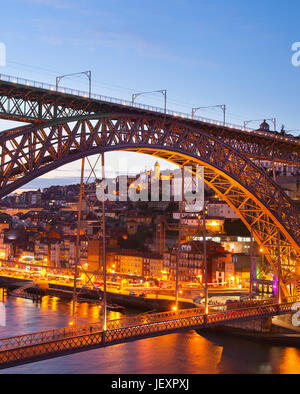 In una vecchia città di Porto visto attraverso il Dom Luis bridge. Portogallo Foto Stock