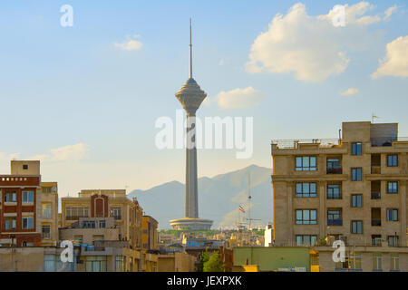 Vista della Torre di Milad e edifici di appartamenti a Tehran, Iran Foto Stock