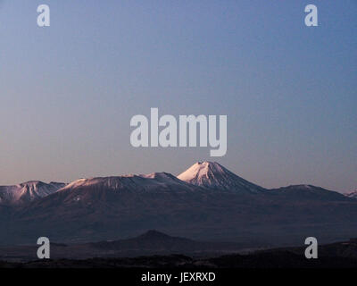 Tongariro e Ngauruhoe, visto dalla sella Waituhi, Tongariro National Park, North Island, Nuova Zelanda Foto Stock
