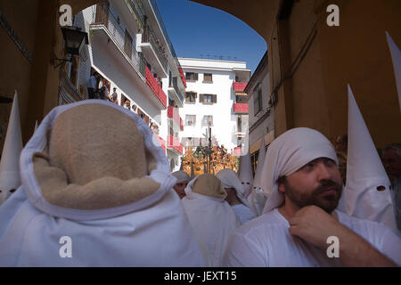 Dettaglio di costaleros e penitenti durante la Settimana Santa nell'arco del Postigo, Sevilla, Andalusia, Spagna Foto Stock