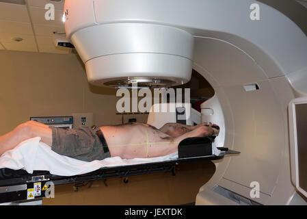 Paziente la terapia di radiazione che mostra linee di laser per il bersagliamento di cellule cancerose del cervello e della gola Foto Stock