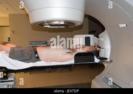 Paziente la terapia di radiazione che mostra linee di laser per il bersagliamento di cellule cancerose del cervello e della gola Foto Stock