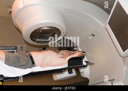 Paziente la terapia di radiazione che mostra linee di laser per il bersagliamento di cellule cancerose del cervello e della gola Foto Stock