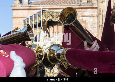 Linares, Provincia di Jaen, Spagna - 17 Marzo 2014: Nuestra Señora de los Dolores andando fuori della chiesa di Santa Maria, dettaglio del tipico trum allungato Foto Stock