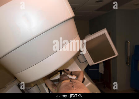 Paziente la terapia di radiazione che mostra linee di laser per il bersagliamento di cellule cancerose del cervello e della gola Foto Stock