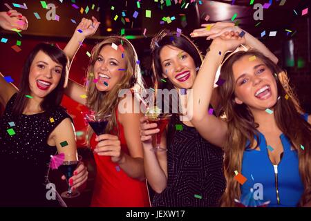 Immagine composita di amici divertendosi Foto Stock