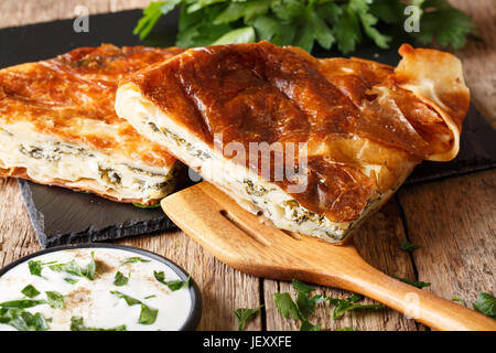 Gustoso Bagno turco burek con spinaci e formaggio di close-up sul tavolo. Posizione orizzontale Foto Stock