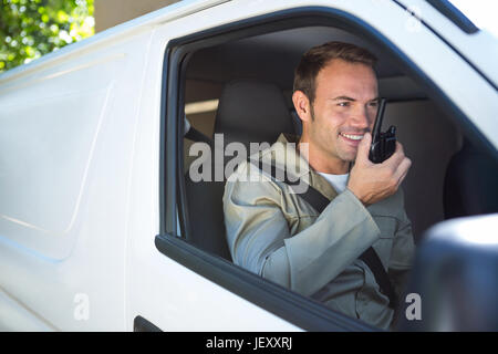 Driver di consegna a parlare su un walkie-talkie Foto Stock