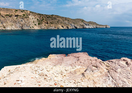 Rocce sulla riva e mare azzurro acqua nella baia di Firopotamos nella giornata di sole. Milos, Cicladi, Grecia. Foto Stock