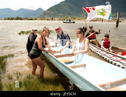 National Aboriginal giorno Gare di canoa a Stawamus Waterfront. Squamish BC, Canada. Foto Stock