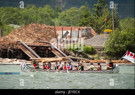 National Aboriginal giorno Gare di canoa a Stawamus Waterfront. Squamish BC, Canada. Foto Stock