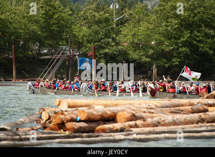 National Aboriginal giorno Gare di canoa a Stawamus Waterfront. Squamish BC, Canada. Foto Stock