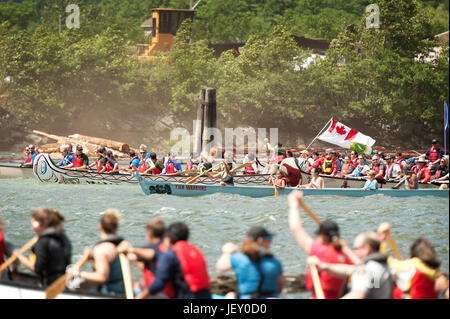 National Aboriginal giorno Gare di canoa a Stawamus Waterfront. Squamish BC, Canada. Foto Stock