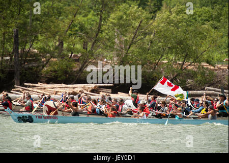 National Aboriginal giorno Gare di canoa a Stawamus Waterfront. Squamish BC, Canada. Foto Stock