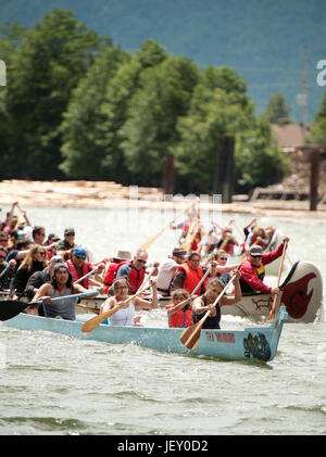 National Aboriginal giorno Gare di canoa a Stawamus Waterfront. Squamish BC, Canada. Foto Stock