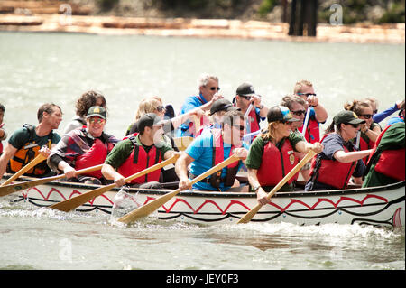 National Aboriginal giorno Gare di canoa a Stawamus Waterfront. Squamish BC, Canada. Foto Stock