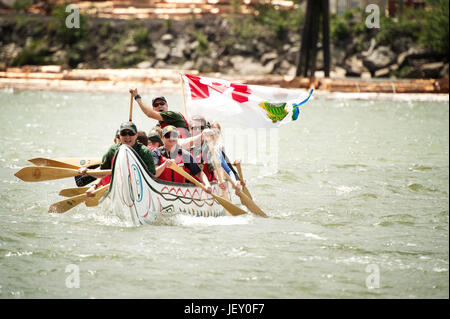 National Aboriginal giorno Gare di canoa a Stawamus Waterfront. Squamish BC, Canada. Foto Stock