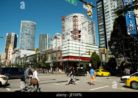 L'angolo di Nelson e Granville strade in Yaletown Quartiere di downtown Vancouver BC, Canada. Foto Stock