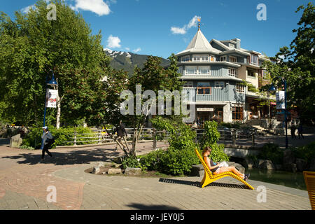 Il Whistler Village su una soleggiata giornata estiva. Whistler BC, Canada. Foto Stock