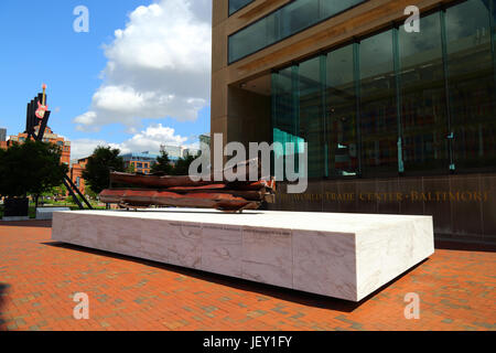 9/11 memoriale del Maryland al di fuori del World Trade Center building in memoria delle persone del Maryland che morì il 9 settembre 2001, Baltimore, Maryland, Stati Uniti d'America Foto Stock