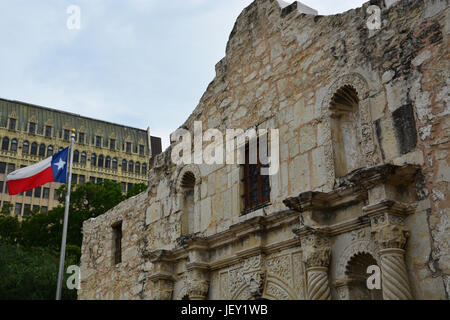 Guardando verso l'alto l'ingresso anteriore dell'Alamo in San Antonio Texas. Foto Stock