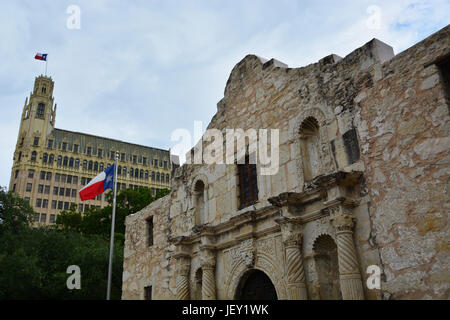 Guardando verso l'alto l'ingresso anteriore dell'Alamo in San Antonio Texas. Foto Stock