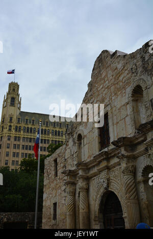 Guardando verso l'alto l'ingresso anteriore dell'Alamo in San Antonio Texas. Foto Stock