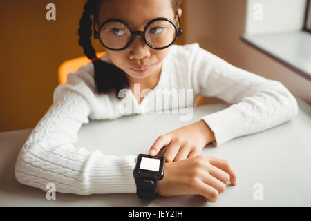 Schoolchild indossando un orologio intelligente Foto Stock