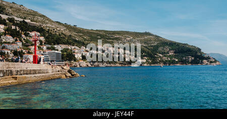 Persone rilassante sulla porporela che guarda al Mare Adriatico, Dubrovnik, Croazia, Europa Foto Stock