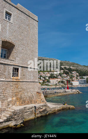 Persone rilassante sulla porporela che guarda al Mare Adriatico, Dubrovnik, Croazia, Europa Foto Stock