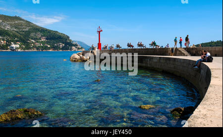 Persone rilassante sulla porporela, Dubrovnik, Croazia, Europa Foto Stock