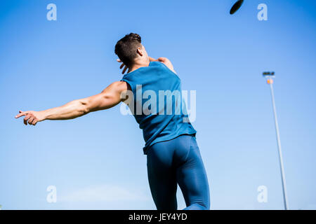 Atleta gettando discus nel Stadium Foto Stock