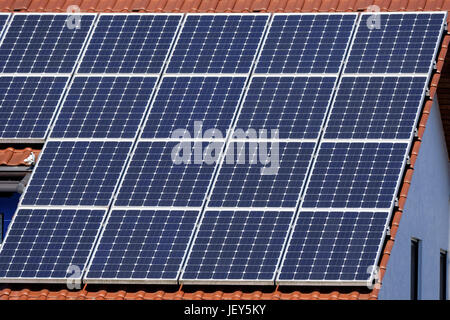 Le celle solari su un tetto Foto Stock